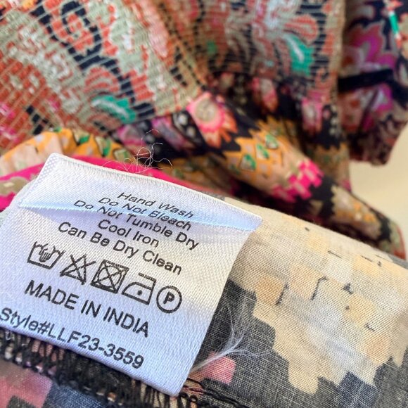 Love The Label Puff sleeves deep V neck Floral Print Blouse Women’s Size L - Picture 5 of 6